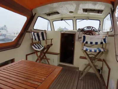 Interieur van boot met stuur en stoelen