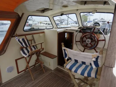 Interieur met stuur en gestreepte stoelen