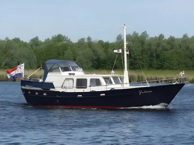 donkerblauwe kotter op het water