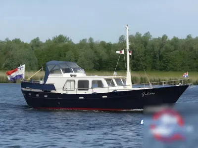 motorjacht varend op water met bomen op de achtergrond