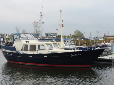 rondspant kotter afgemeerd in jachthaven