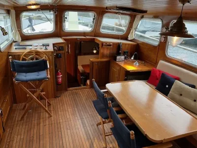 houten kajuitinterieur met tafel en stuurstand