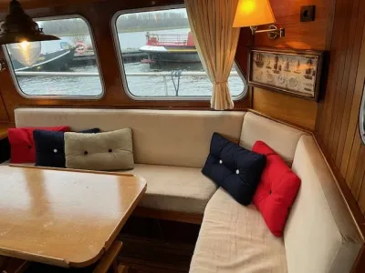 binnenruimte met zitbank en ramen