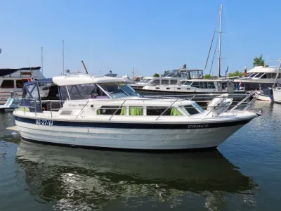 motorboot aangemeerd in een jachthaven