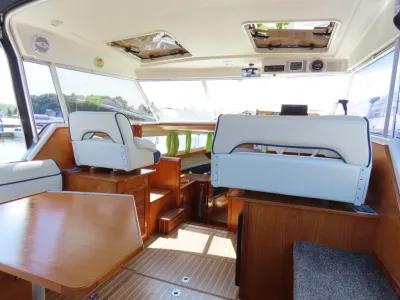 interieur kajuit met zitplaatsen