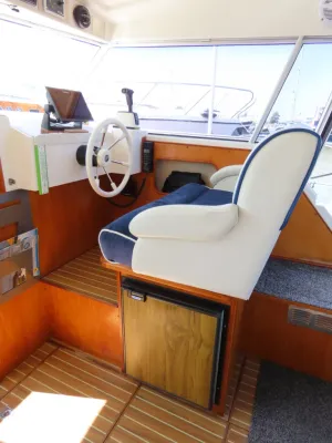 interieur stuurstand met stoel en stuurwiel