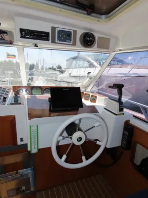 stuurstand van boot met instrumenten