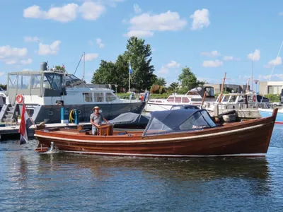 teakhouten sloep in jachthaven