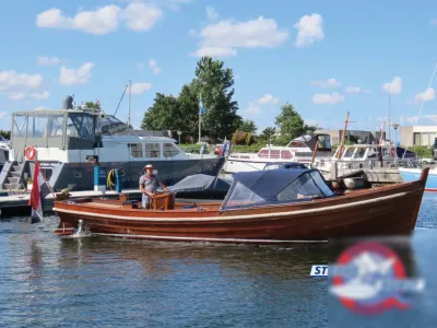 teakhouten sloep in jachthaven