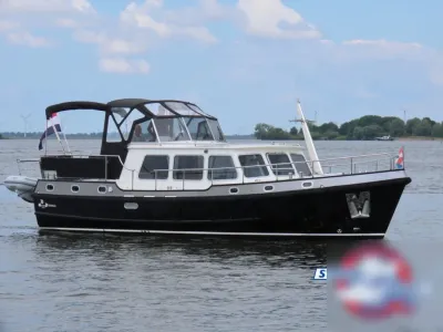 motorjacht op rustig water