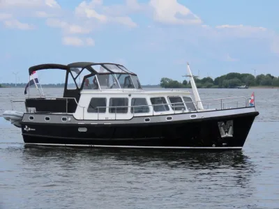 motorjacht op water met bewolkte lucht