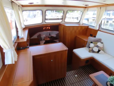 interieur van jacht met zithoek en ramen