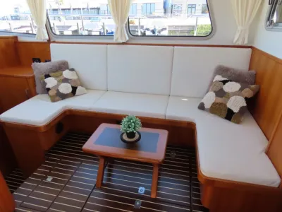 saloninterieur met zitbank en tafel