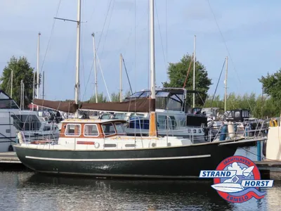 motorsailer afgemeerd in jachthaven