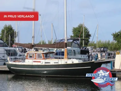 motorsailer aangemeerd in jachthaven