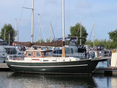 Motorsailer afgemeerd in jachthaven