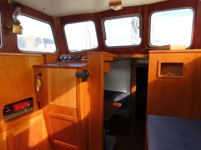 bootinterieur met houten kasten en ramen