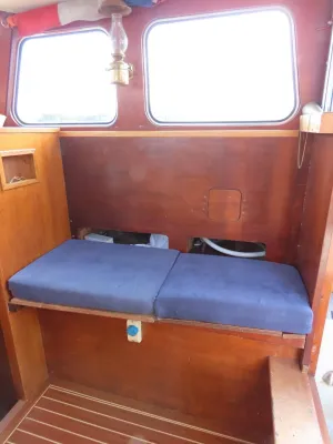 interieur met kuipbank en blauwe kussens