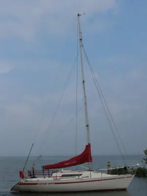 zeiljacht op rustig water met opgehesen mast
