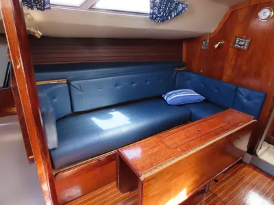 interieur zithoek met blauwe kussens