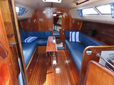 kajuitinterieur met zitbanken en tafel