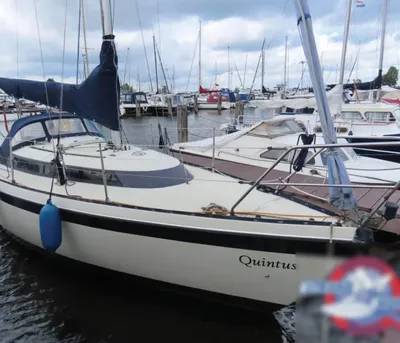 zeiljacht aangemeerd in jachthaven