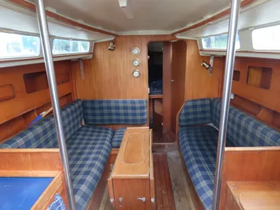 kajuitinterieur met banken en houten afwerking