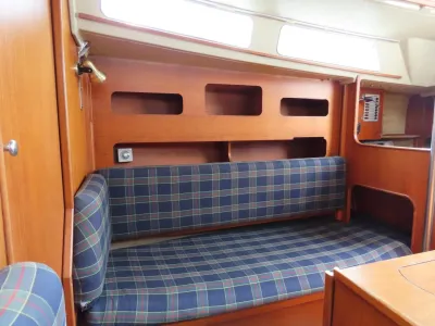 kajuitinterieur met banken en houtafwerking