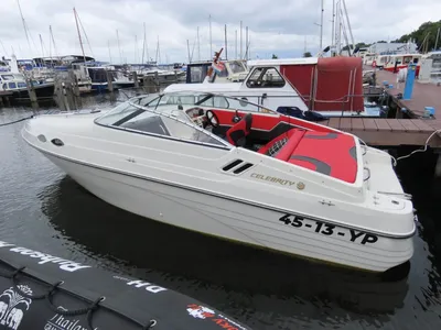 boot aangemeerd in jachthaven