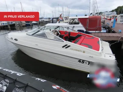 boot aangemeerd in jachthaven