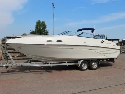 motorboot op trailer op parkeerplaats