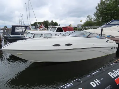 witte sportboot afgemeerd in jachthaven
