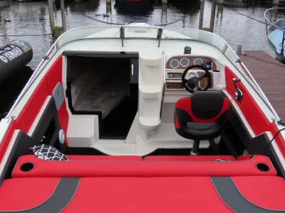 interieur en stuurstand van sportboot