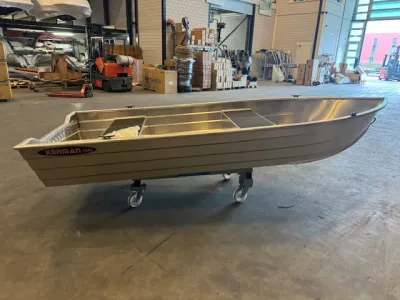 aluminium visboot in een magazijn