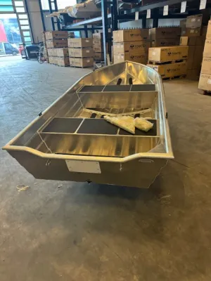 aluminium visboot in magazijn