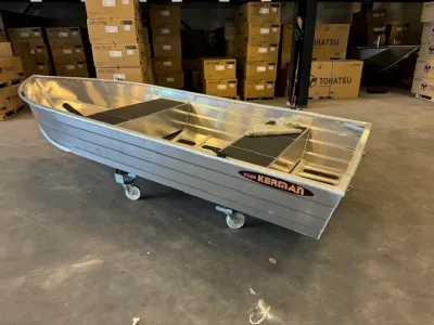 aluminium visboot in magazijn