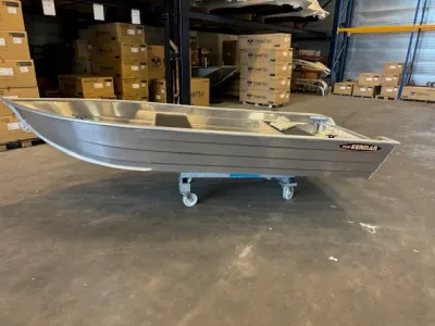 aluminium visboot in magazijn