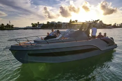 motorjacht op water met mensen en zonlicht