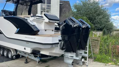 Achterzijde van sportcruiser met buitenboordmotoren