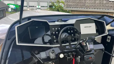 besturingspaneel en stuurwiel van boot