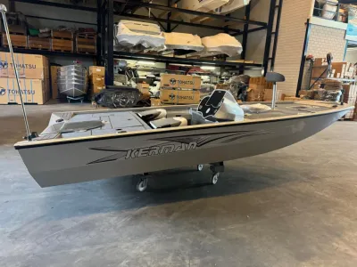 visboot in magazijn