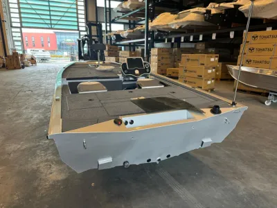 kleine visboot in magazijn