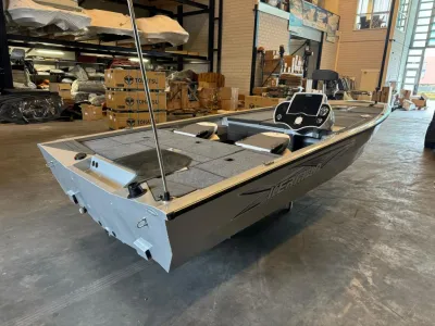 visboot in showroom op betonnen vloer