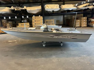 Visboot in showroom met dozen op achtergrond