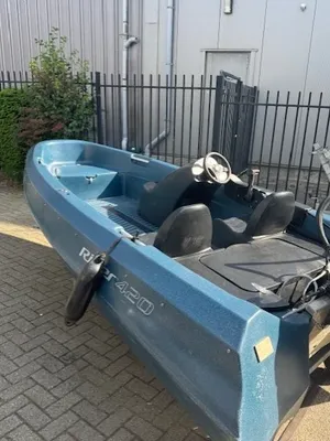 blauwe open boot bij bedrijfspand