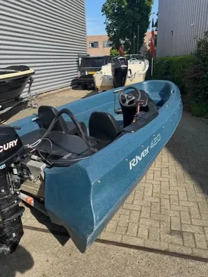 blauwe boot op oprit met andere boten