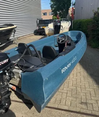 blauwe kunststof open boot buiten geparkeerd