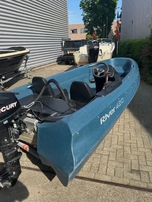 blauwe kleine open boot met buitenboordmotor