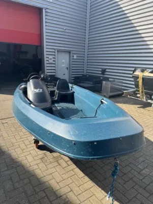 blauwe kunststof boot op terrein