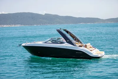 boot op open water met kust op de achtergrond